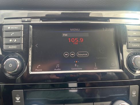 Used 2019 Nissan Rogue SV image 17