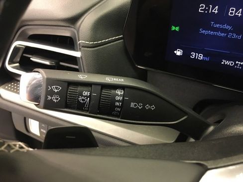 Used 2025 Chevrolet Traverse LT image 32