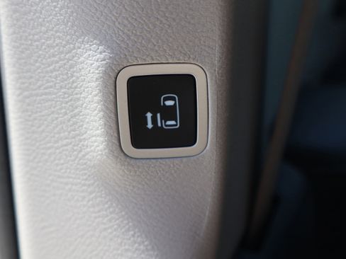 Used 2023 Chrysler Pacifica Touring-L FWD image 29