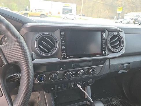 Used 2022 Toyota Tacoma TRD Off-Road w/ Technology Package image 5