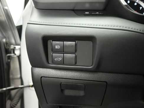Used 2021 Toyota Highlander XLE AWD/4WD image 19