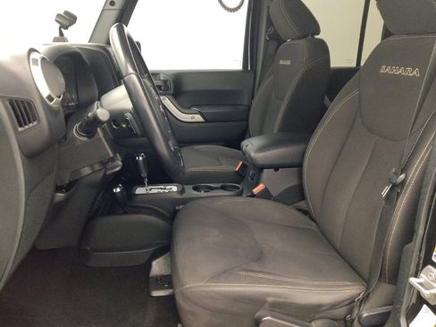 Used 2017 Jeep Wrangler Unlimited Sahara w/ Connectivity Group AWD/4WD image 17