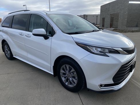 Used 2023 Toyota Sienna XLE image 18