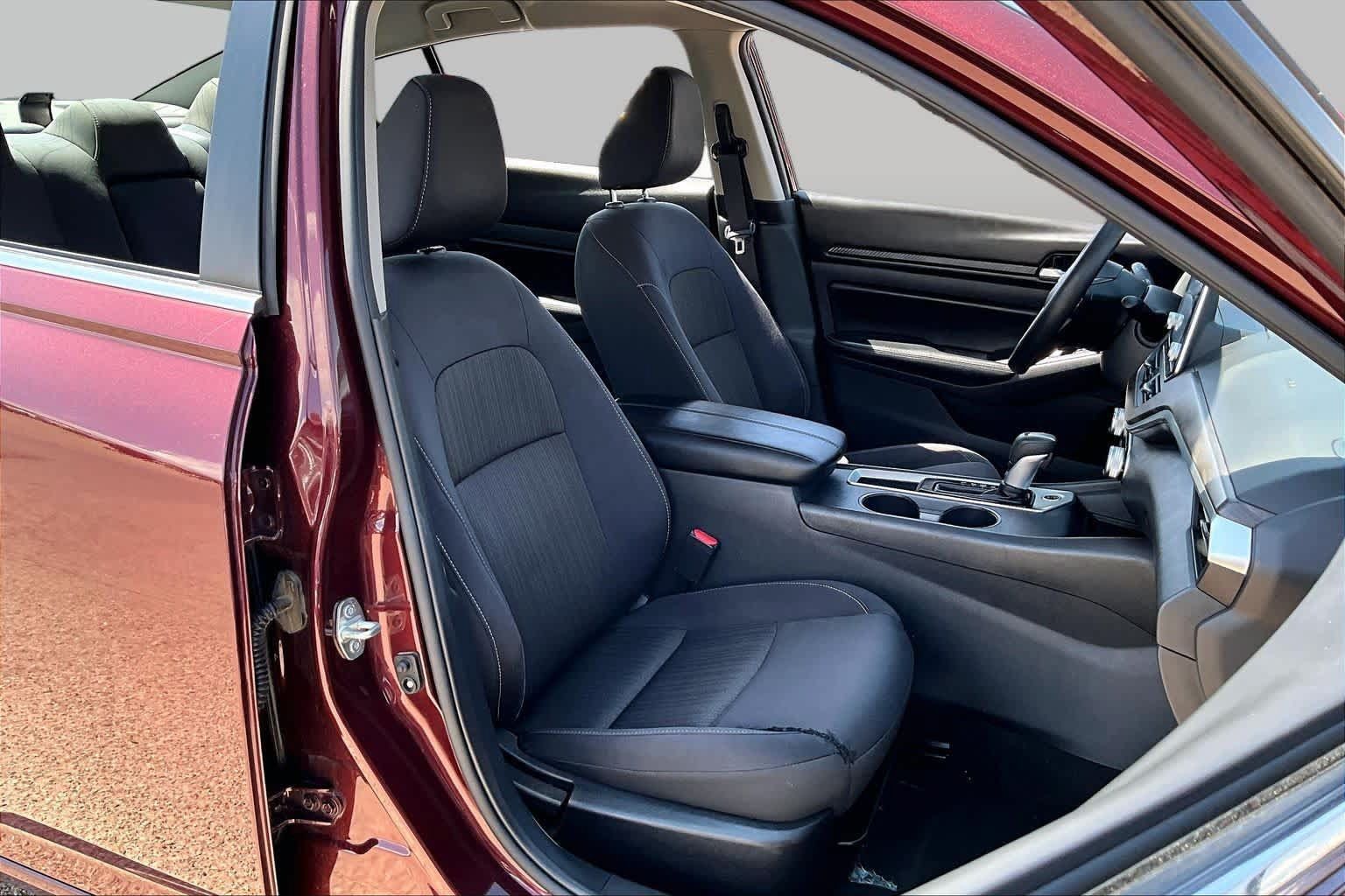 Used 2025 Nissan Altima 2.5 SV FWD image 9
