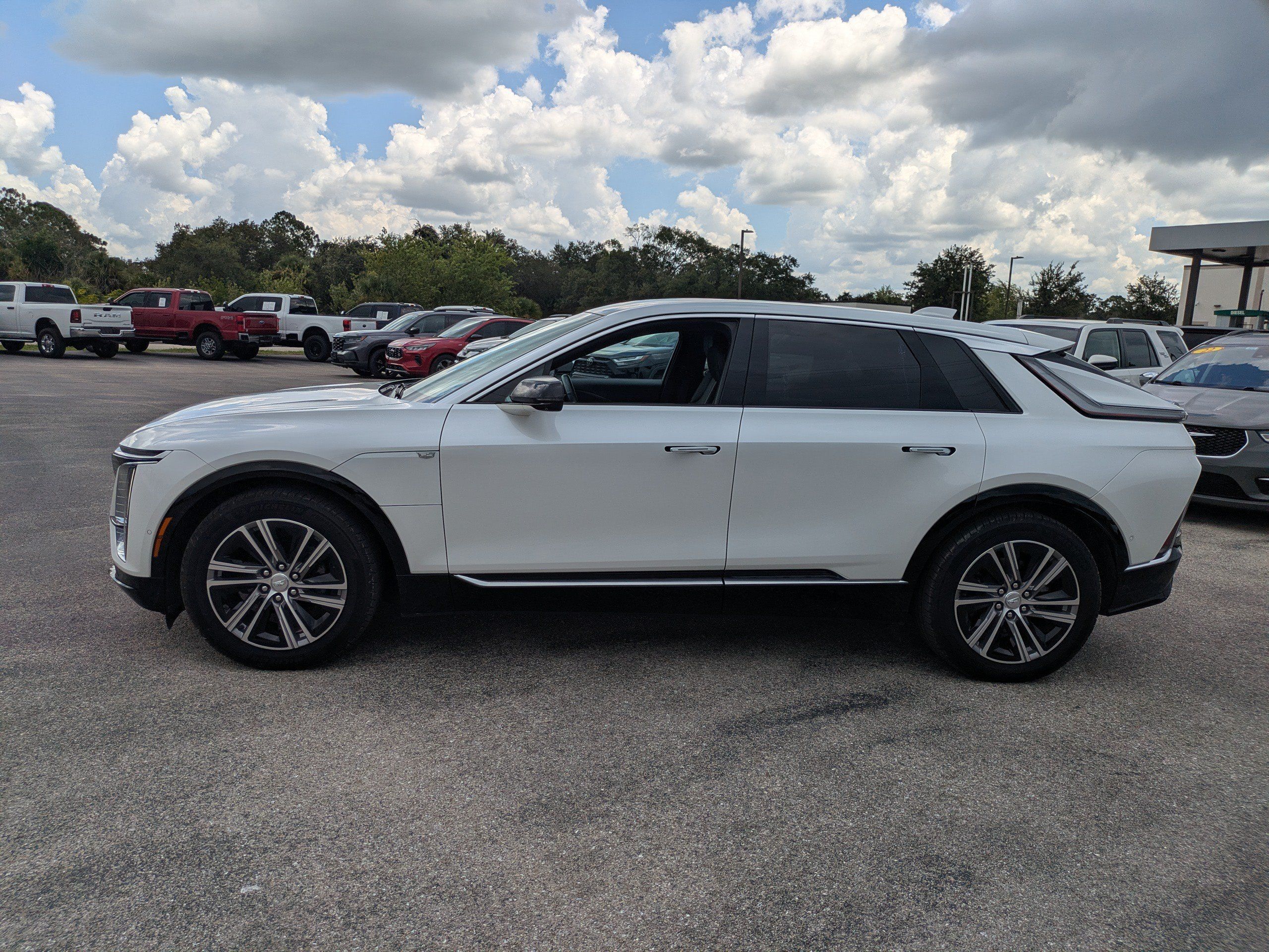 Used 2024 Cadillac Lyriq Luxury RWD image 7