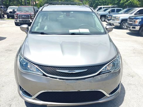 Used 2017 Chrysler Pacifica Touring-L FWD image 2