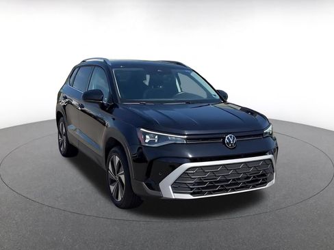 Used 2025 Volkswagen Taos SE AWD/4WD image 3