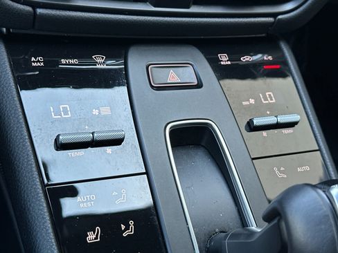 Certified 2025 Porsche Macan AWD/4WD image 23