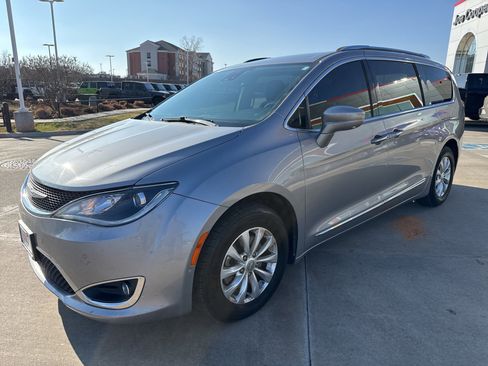 Used 2018 Chrysler Pacifica Touring-L w/ Advanced Safetytec Group image 3