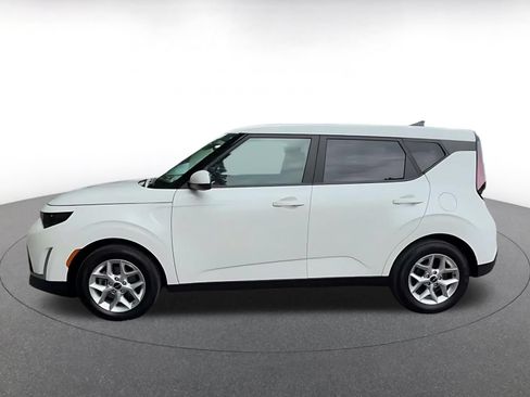 Used 2025 Kia Soul LX w/ LX Technology Package FWD image 9