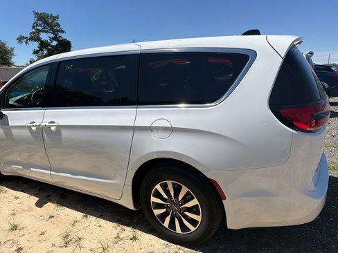Used 2024 Chrysler Pacifica Limited FWD image 8