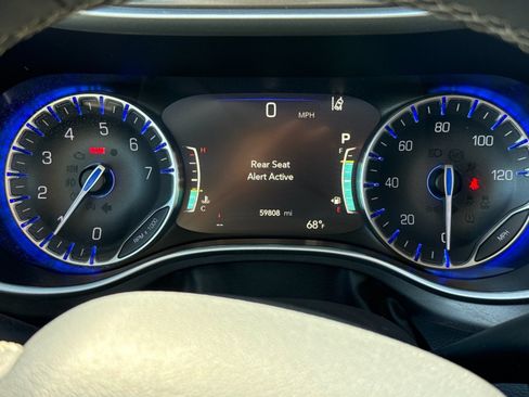Used 2024 Chrysler Pacifica Touring-L FWD image 24