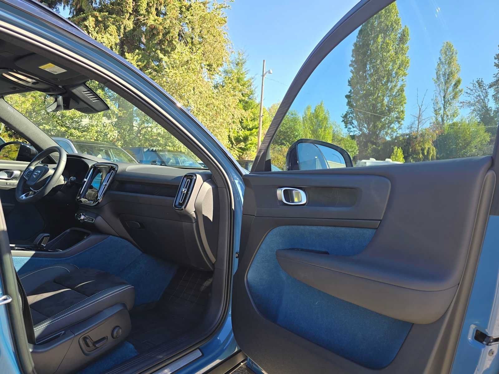 Used 2023 Volvo XC40 Recharge Plus w/ Protection Package Premier AWD/4WD image 12