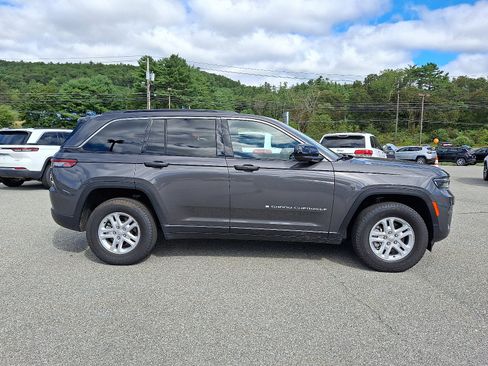 Used 2024 Jeep Grand Cherokee Laredo image 12