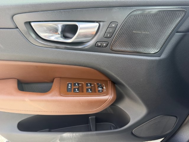 Used 2024 Volvo XC60 B5 Plus AWD/4WD image 32