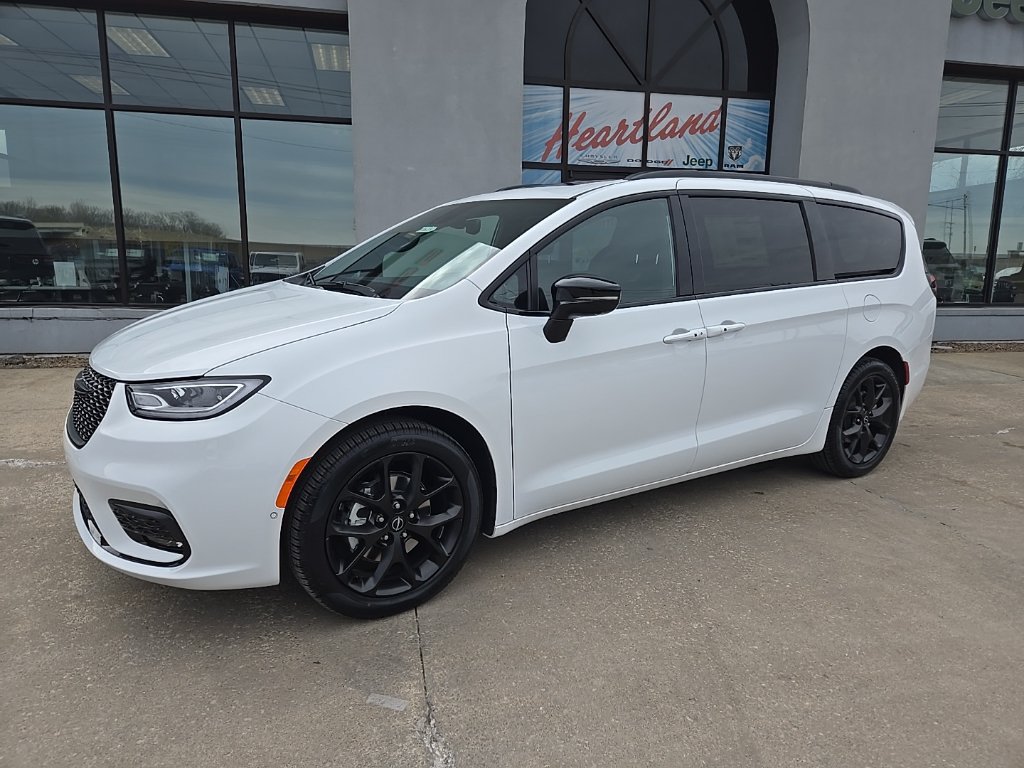 New 2026 Chrysler Pacifica Select w/ S Appearance Package FWD image 4