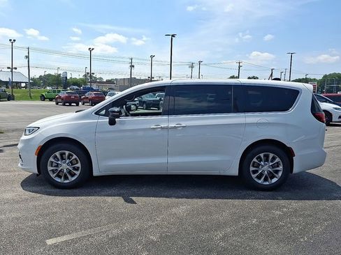 New 2025 Chrysler Pacifica Select AWD/4WD image 4