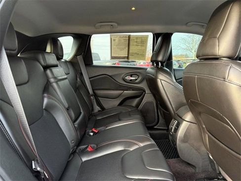 Used 2019 Jeep Cherokee Trailhawk w/ Cold Weather Group image 11