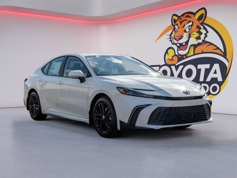 Used 2026 Toyota Camry SE image 3