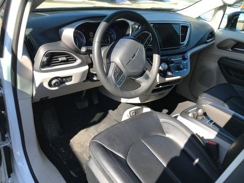 Used 2024 Chrysler Pacifica Touring-L image 3