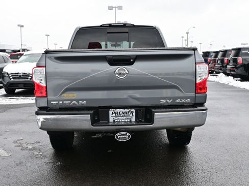 Used 2018 Nissan Titan SV image 7