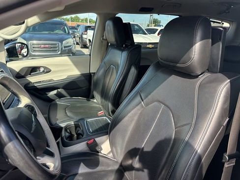 Used 2018 Chrysler Pacifica Limited w/ Advanced Safetytec Group FWD image 11