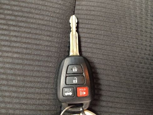 Used 2017 Toyota Camry SE image 32