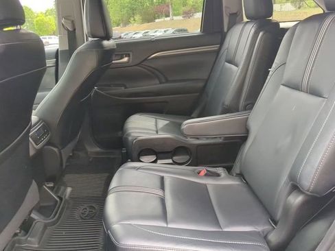 Used 2018 Toyota Highlander SE image 13