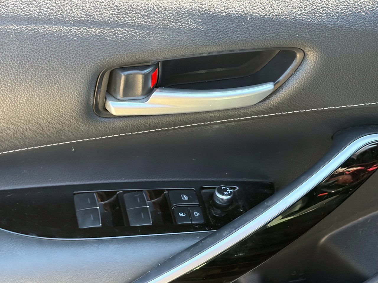 Used 2020 Toyota Corolla XSE w/ Blackout Package FWD image 5