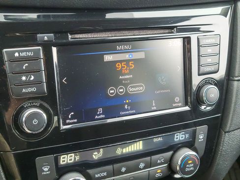 Used 2020 Nissan Rogue SV image 12