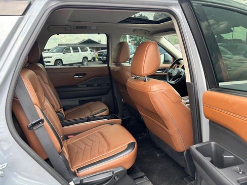 Used 2024 Nissan Pathfinder Platinum AWD/4WD image 12