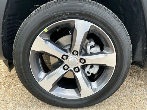 New 2025 Jeep Grand Cherokee Limited w/ Trailer Tow Package image 11