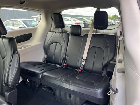 Used 2024 Chrysler Pacifica Touring-L FWD image 26