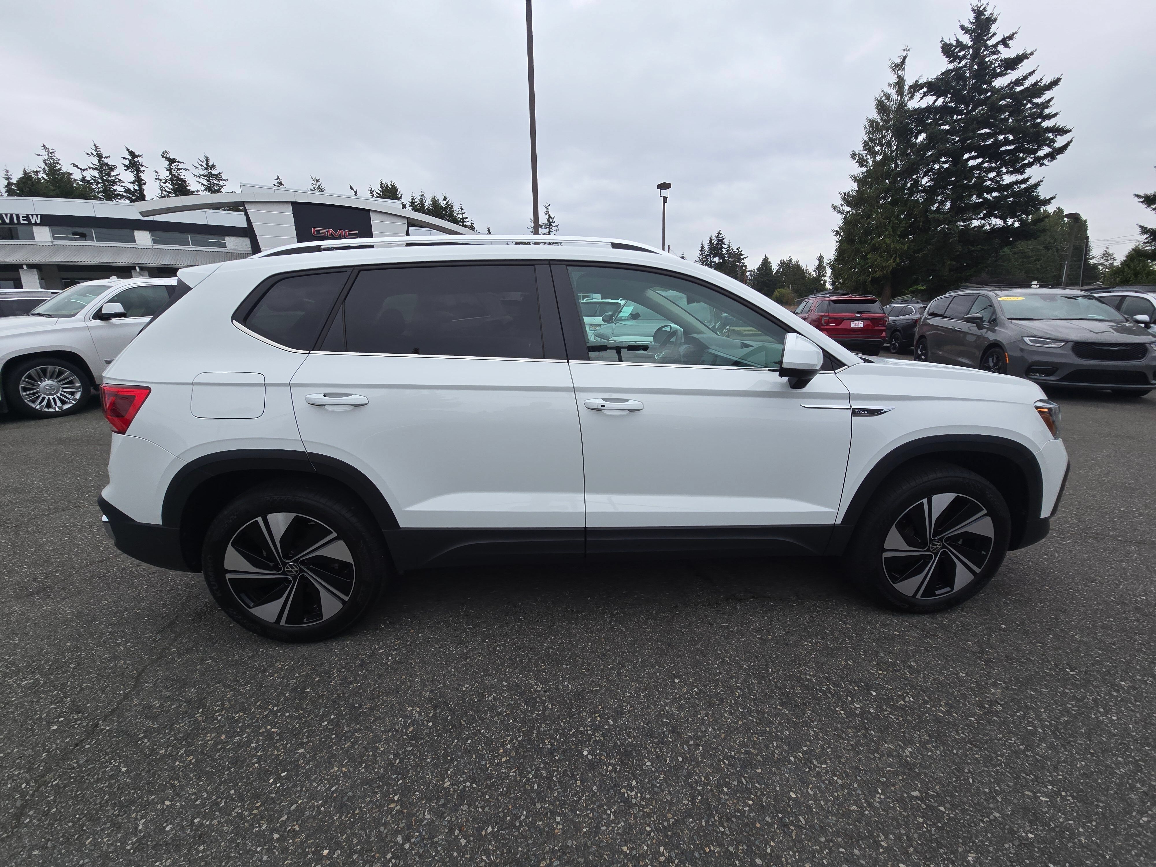 Used 2024 Volkswagen Taos SE w/ Panoramic Sunroof Package AWD/4WD image 8