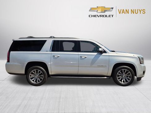 Used 2017 GMC Yukon XL SLT w/ Open Road Package AWD/4WD image 4