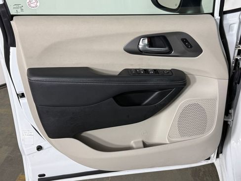 Used 2023 Chrysler Pacifica Touring-L FWD image 20