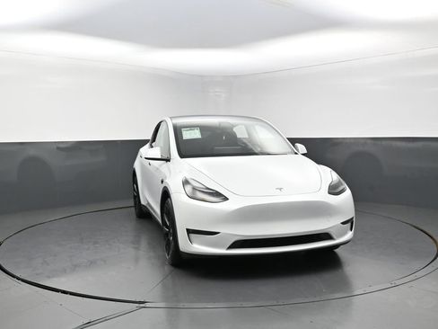 Used 2023 Tesla Model Y Long Range AWD/4WD image 2