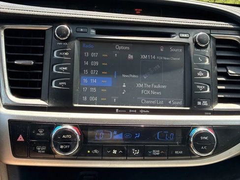 Used 2016 Toyota Highlander XLE AWD/4WD image 29