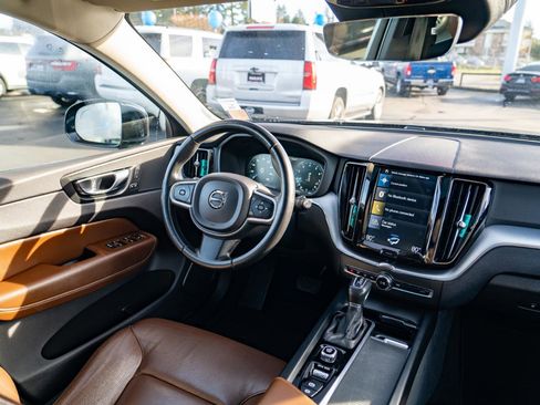 Used 2018 Volvo XC60 T5 Momentum w/ Convenience Package image 25