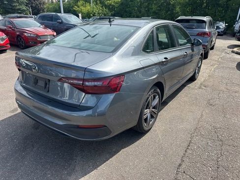 Used 2023 Volkswagen Jetta SE FWD image 3