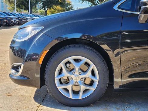 Certified 2018 Chrysler Pacifica Touring Plus w/ Tire & Wheel Group image 9