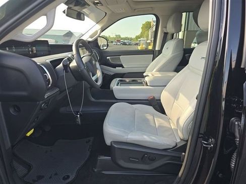 Used 2025 Ford Expedition Platinum image 3