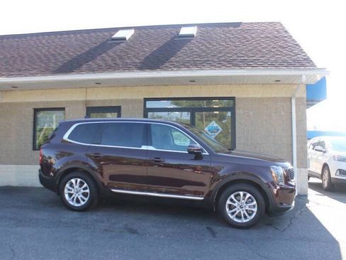 Used 2022 Kia Telluride LX image 2