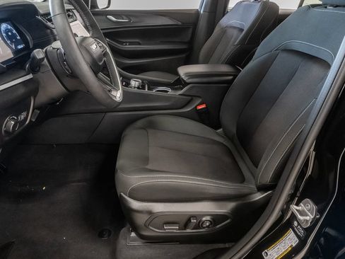 Used 2025 Jeep Grand Cherokee Laredo X w/ Luxury Tech Group I AWD/4WD image 11