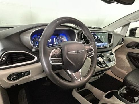 Used 2024 Chrysler Pacifica Touring-L FWD image 14