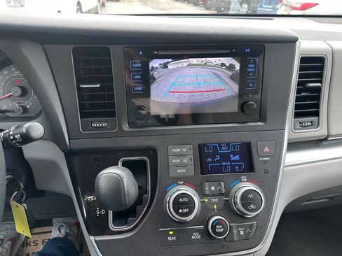 Used 2015 Toyota Sienna LE FWD image 17