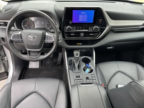Certified 2025 Toyota Highlander XLE AWD/4WD image 11