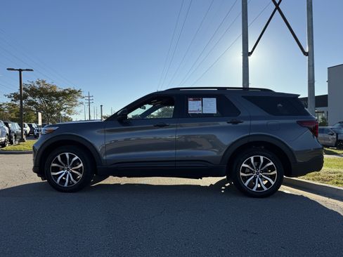 Used 2022 Ford Explorer ST image 2