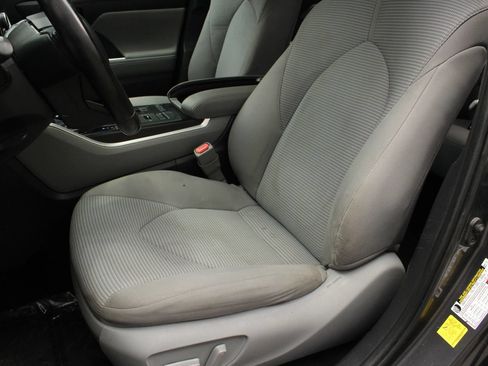 Used 2021 Toyota Highlander LE AWD/4WD image 18