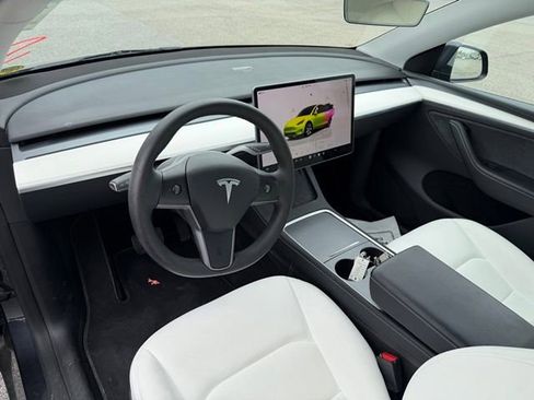 Used 2024 Tesla Model Y Long Range AWD/4WD image 12